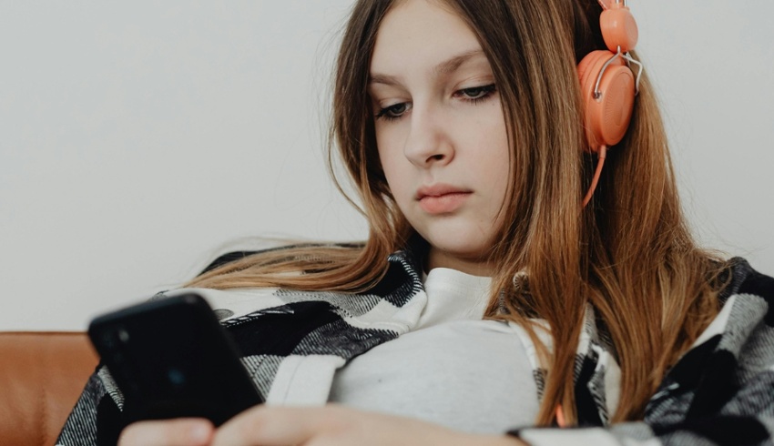 Drs. Ellis and Hutchinson share research on parenting teenagers in a digital era